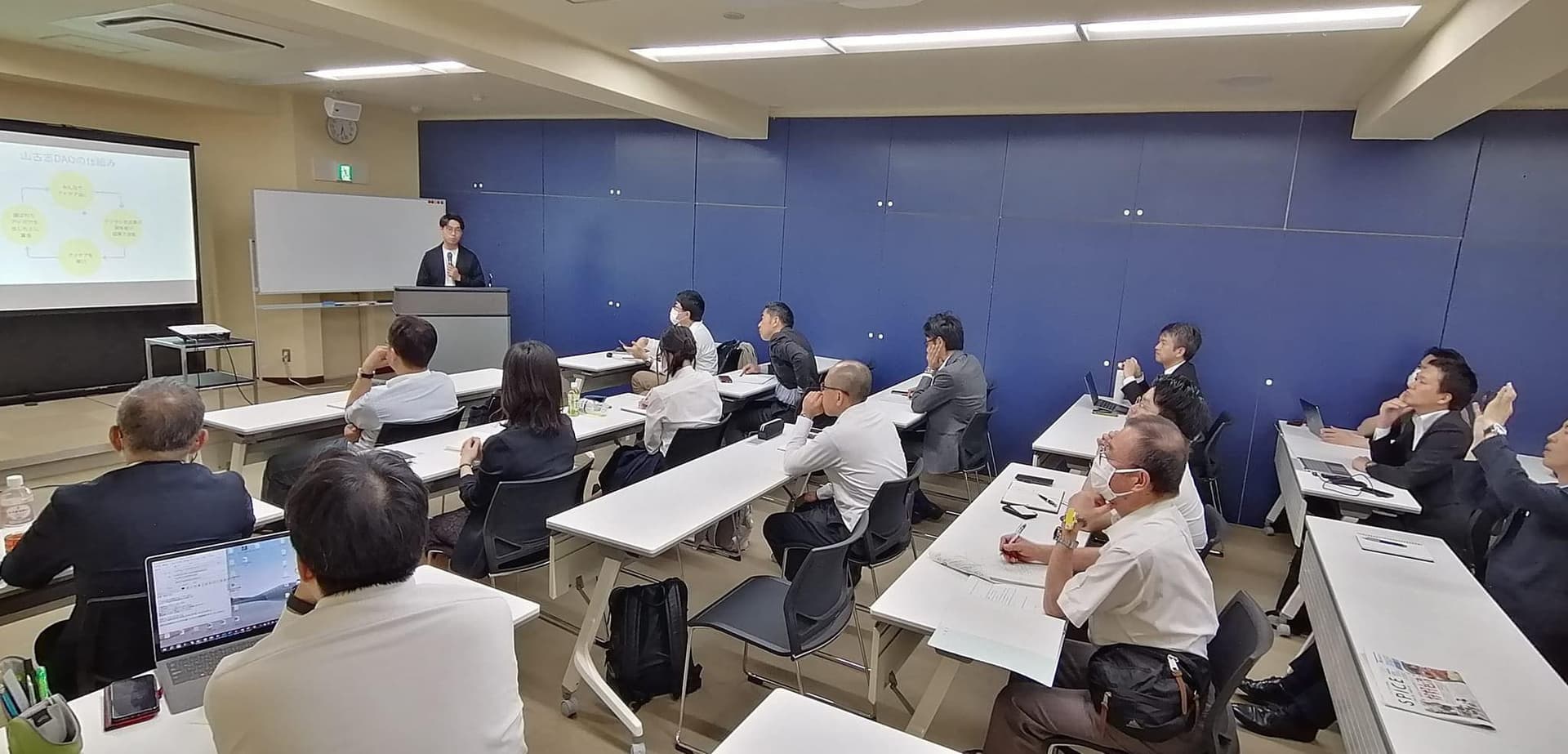 企業向けAIセミナーでの講演の様子